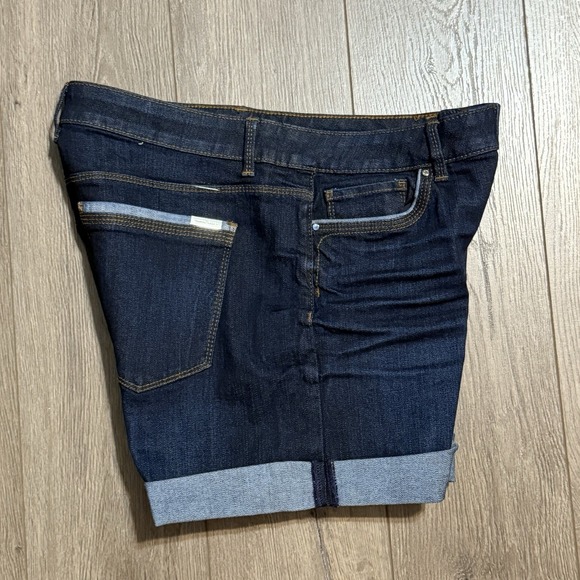 Retired White House Black Market Medium Wash Cuffed 5" Denim Jean Shorts Sz 8 - Picture 3 of 5